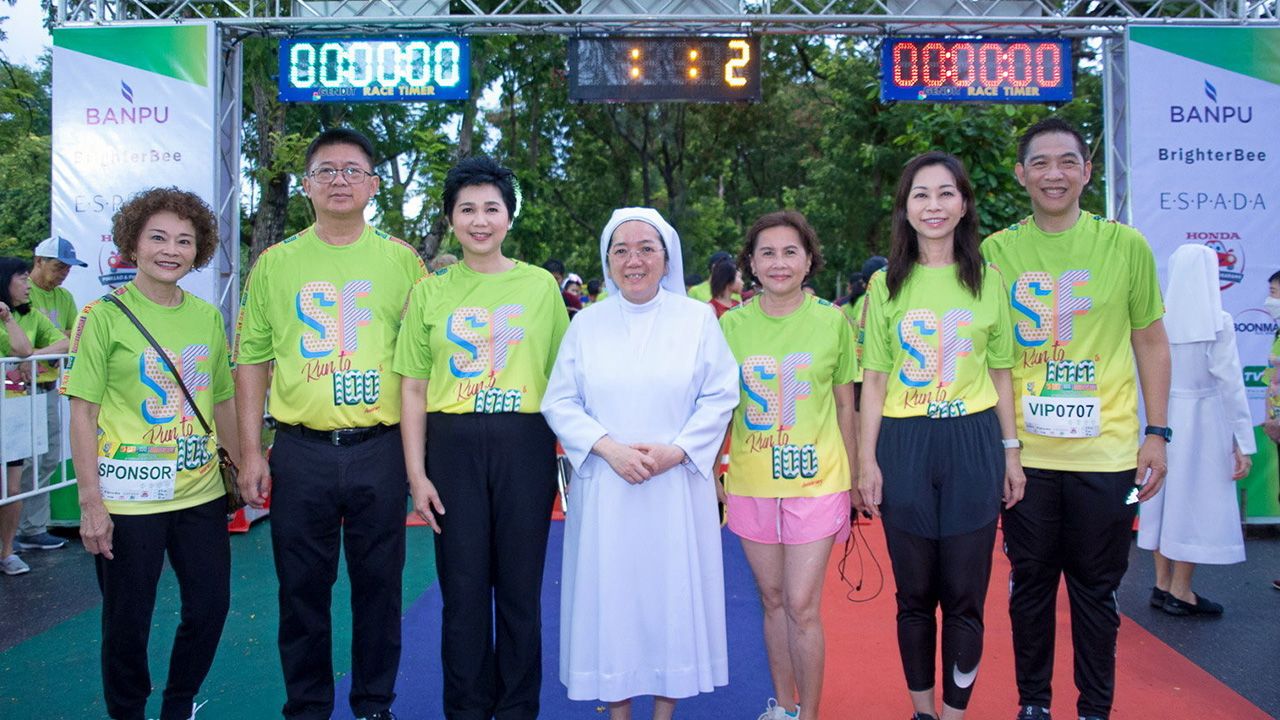 เดิน–วิ่ง ดร.ศศมณฑ์ สงวนสิน จัดงานเดิน-วิ่งการกุศล “SF Run to 100th Anniversary” เพื่อหารายได้ มอบให้กองทุนครูเกษียณ โดยมี อธิการิณี เซอร์มารี หลุยส์ พรฤกษ์งาม, วรวรรณ คงปักไพศาล, สมนึก สงวนสิน และ ผศ.ศิริพร มณีพันธ์ มาร่วมงานด้วย ที่สวนวชิรเบญจทัศ วันก่อน.