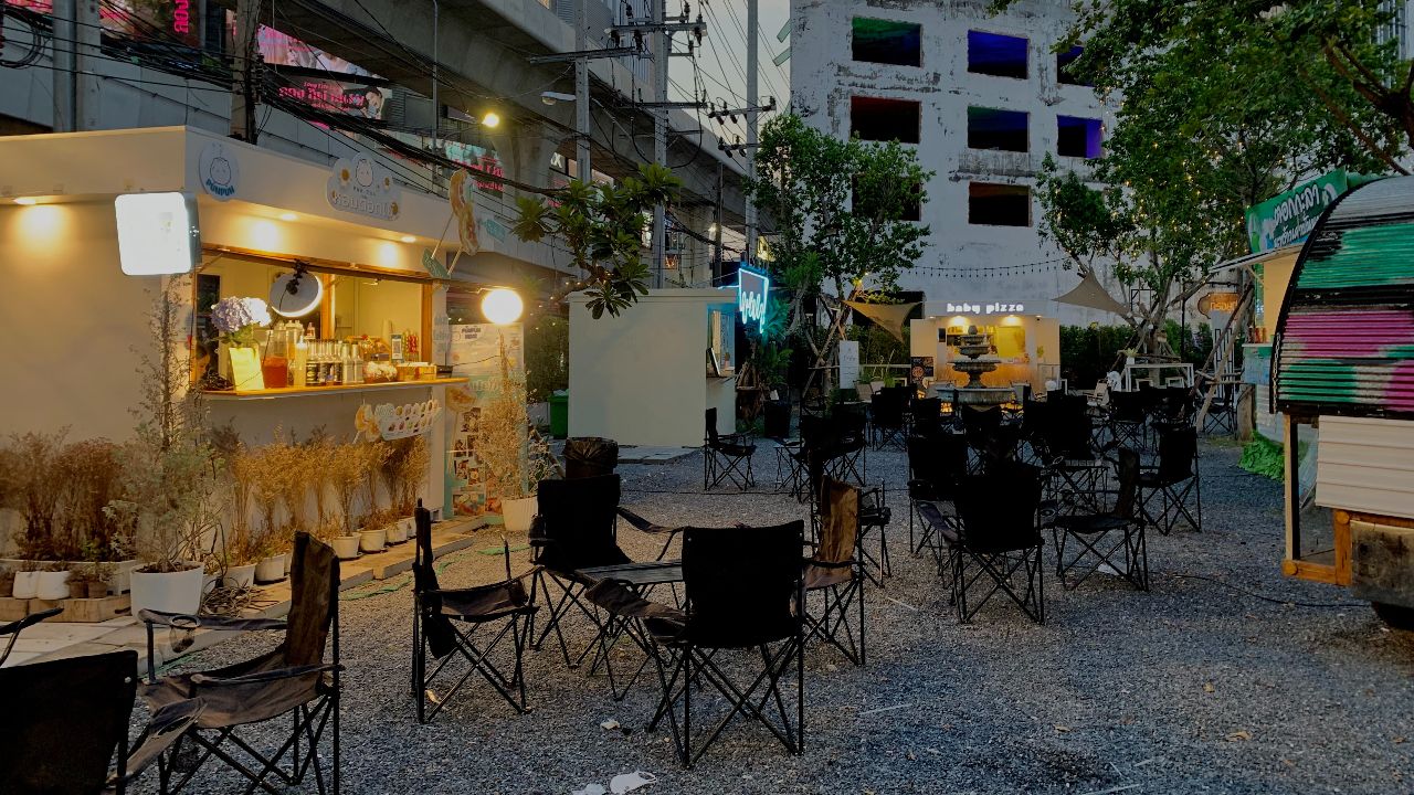 โซนนั่งชิลด้านหน้าตลาดกรีนวินเทจ รัชโยธิน