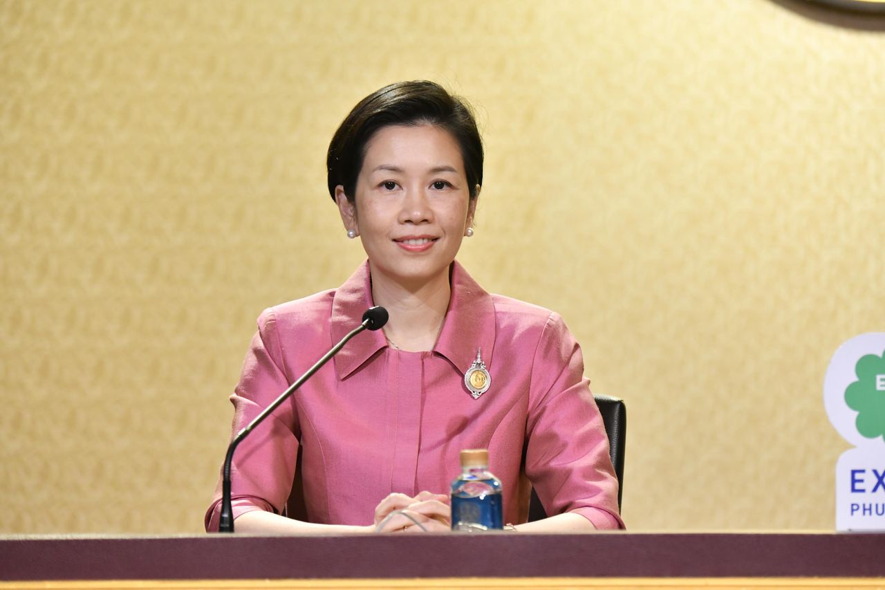 นางสาวรัชดา ธนาดิเรก รองโฆษกประจำสำนักนายกรัฐมนตรี