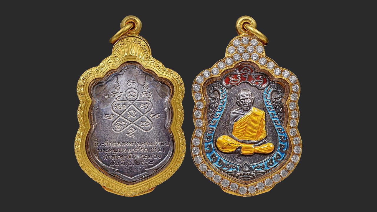 เหรียญเสมา ๘ รอบ เนื้อเงินลงยาสีฟ้า  หลวงปู่ทิม  วัดละหารไร่  ของเจน  ปิยะทัต.