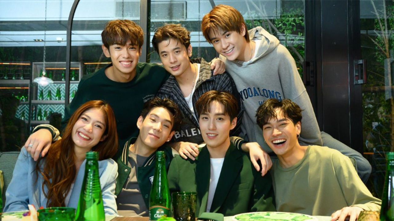 ลือหนักว่าเลิกกัน เลยฮือฮาเมื่อ โอบ– โอบนิธิ กับ มะปราง–อลิสา พร้อมใจโพสต์ภาพที่อยู่ในเฟรมเดียวกัน พร้อมกับเพื่อนๆก๊วนแก๊ง เดาต่อว่ายังรักกันดีหรือทำงานแล้วแยกย้ายแน่.