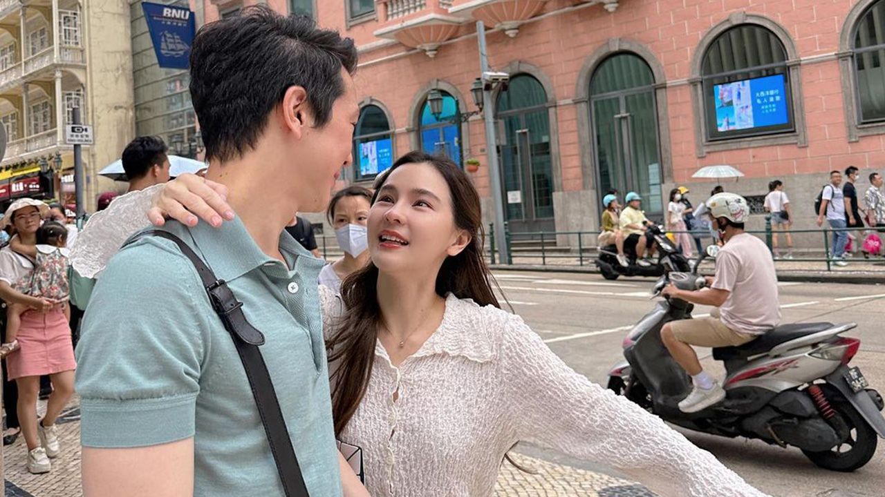 ที่เกาะมาเก๊าอากาศก็ร้อนเหมือนกัน สาว ออม–สุชาร์ โพสต์ว่า “มาเก๊า 800 องศาไปเล้ยยยยย”...เอ่อ คงจะหมายถึงความร้อนของพ่อหนุ่มไมโครเวฟ แอมป์– พิธาน ละม้างคะ.