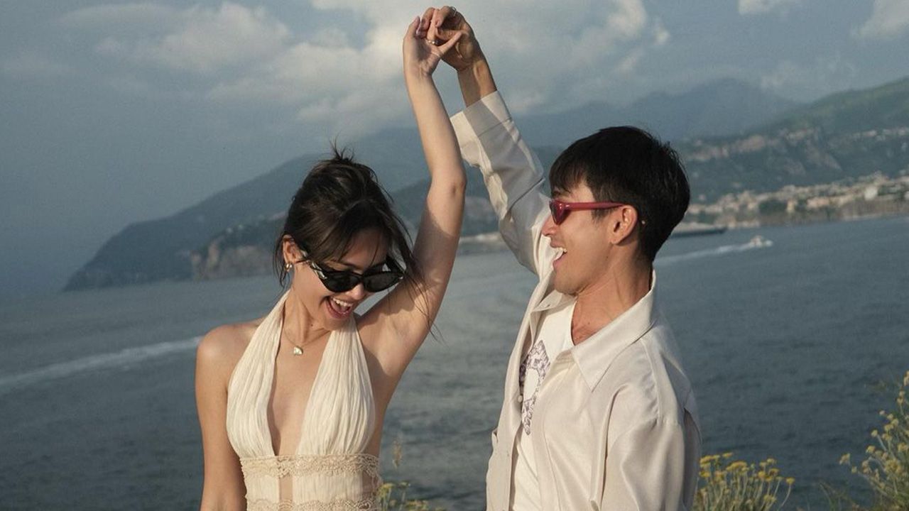 โมเมนต์คุกเข่าขอแต่งงานผ่านไปแล้ว แต่ซีนหวานยังไม่จบ ญาญ่า–อุรัสยา โพสต์ภาพอีกชุดใหญ่พร้อมแคปชัน “ดีนะเตรียมชุดสวยไปทุกวัน #เห่อนิดหน่อย” ...อย่าดูถูกเซ็นส์ผู้หญิง.