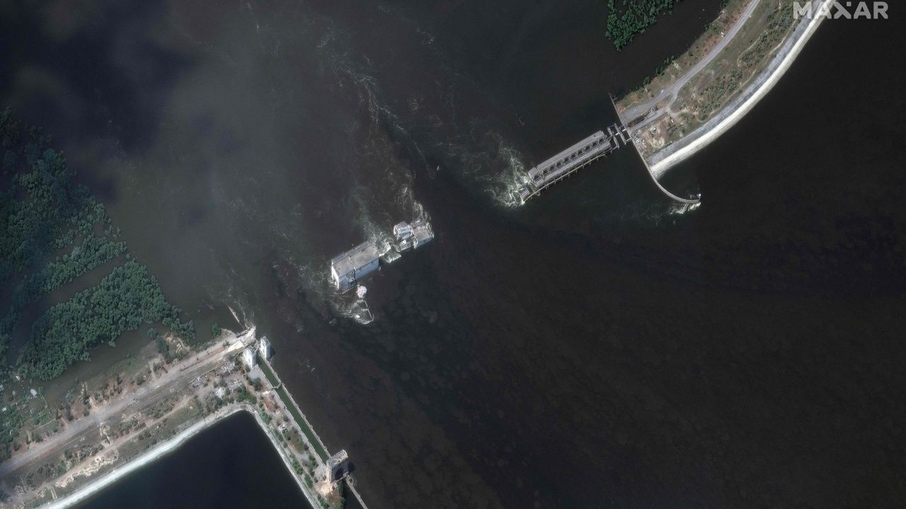 เขื่อนคาคอฟกาแตก หลังโดนระเบิด