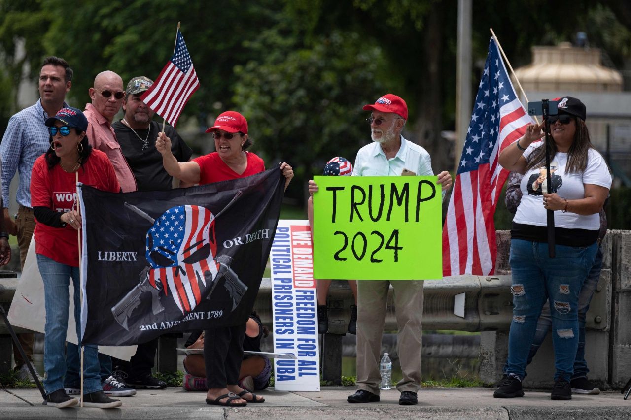 บรรดาคนสนับสนุนมาให้กำลังอดีตประธานาธิบดีโดนัลด์ ทรัมป์ เดินทางมาถึงเมืองไมอามี รัฐฟลอริดา  เมื่อ 12 มิ.ย.2566 เพื่อเตรียมขึ้นศาล เผชิญคดีอาญาเป็นคดีที่สอง 