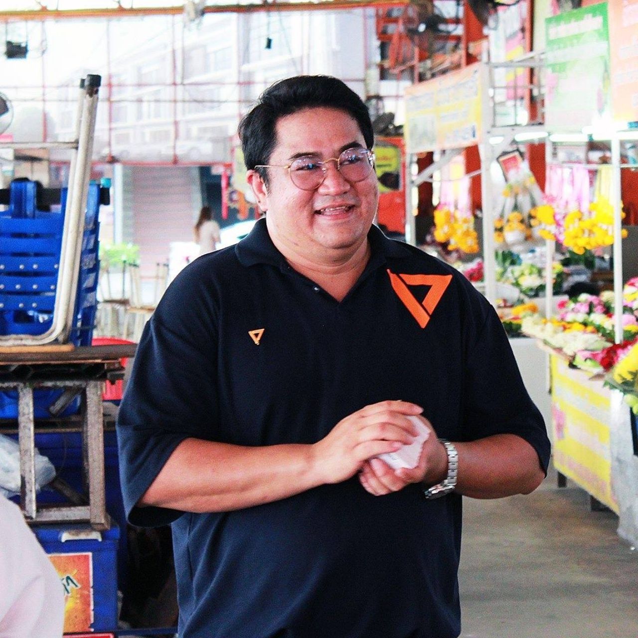 นายนิกม์ แสงศิรินาวิน สวมเสื้ออนาคตใหม่