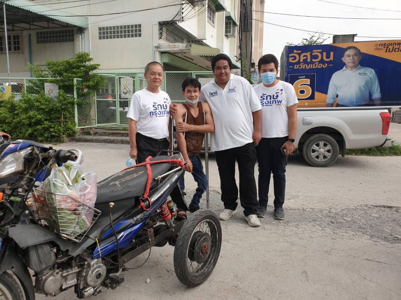 นายนิกม์ แสงศิรินาวิน เมื่อครั้งลงพื้นที่ในนามกลุ่มรักษ์กรุงเทพ