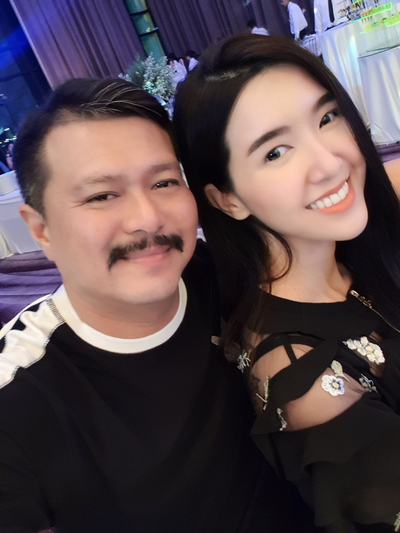 นายวัน อยู่บำรุง อดีต ส.ส.กทม. พรรคเพื่อไทย และนางณาลดา ผลนุกูลกิจ คู่สมรส