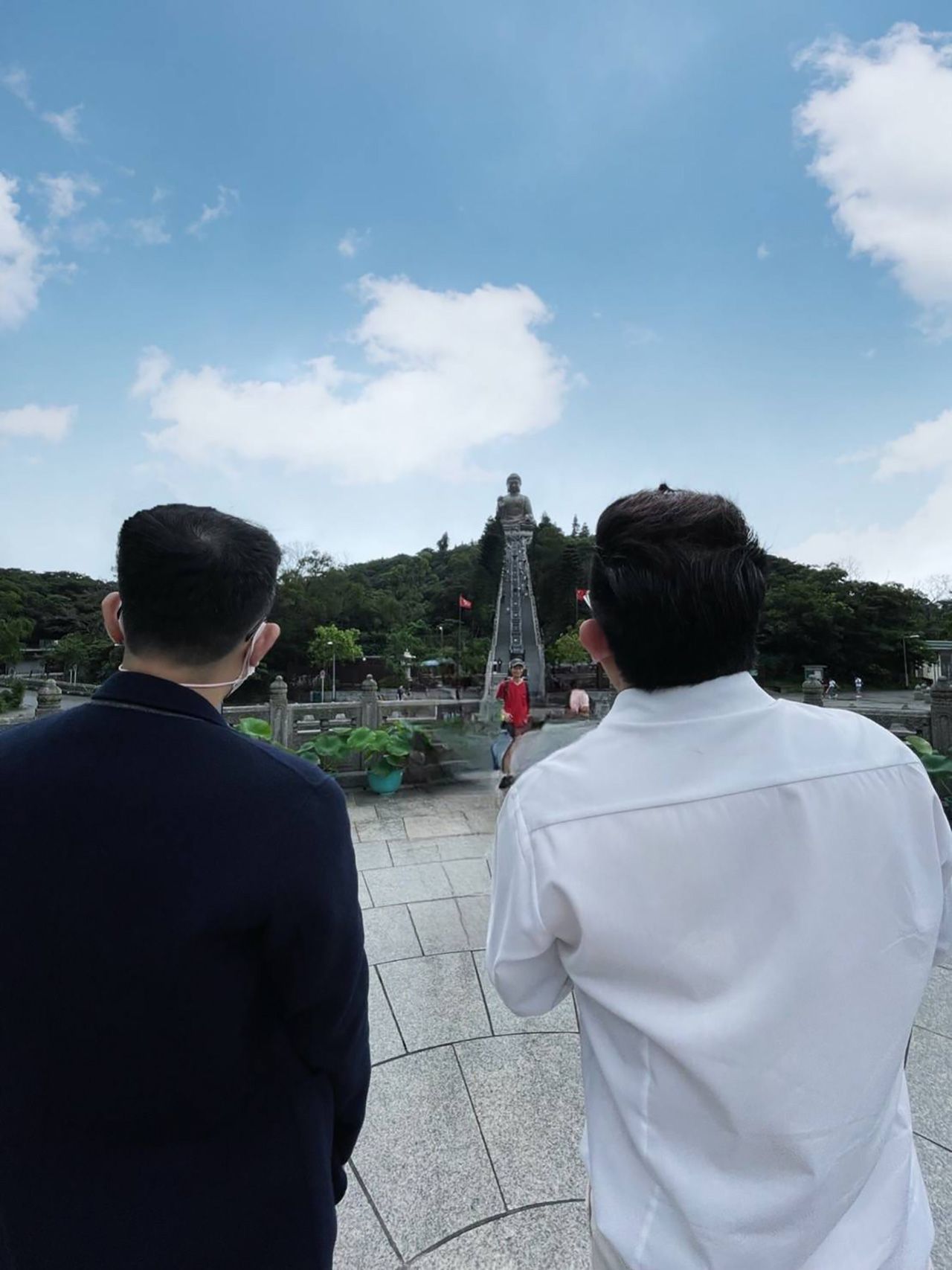 อ.คฑา ชินบัญชร นำอธิษฐาน