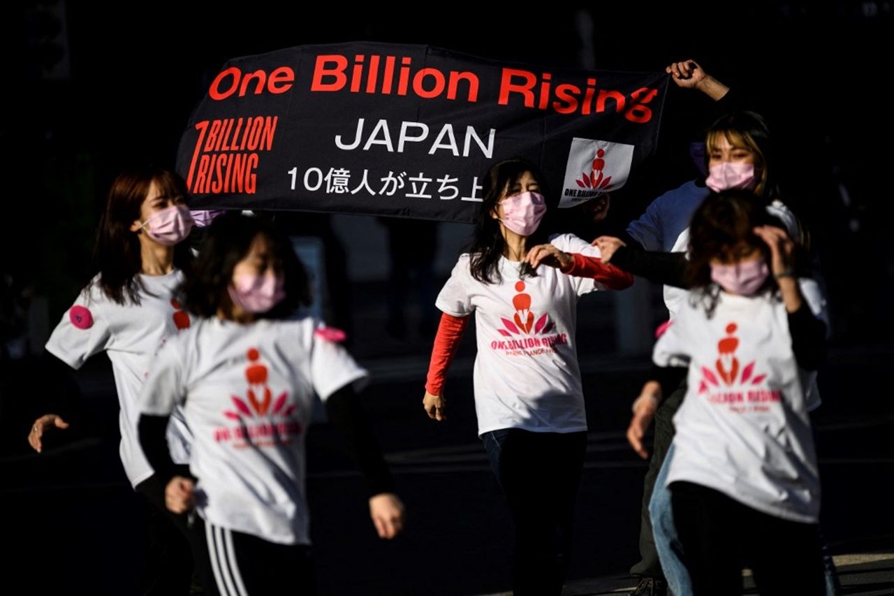 นักเคลื่อนไหวในญี่ปุ่นรวมตัวทำกิจกรรมภายใต้ชื่อ One Billion Rising เพื่อต่อต้านการข่มขืนและการใช้ความรุนแรงทางเพศต่อผู้หญิง เมื่อ 14 ก.พ. 2564