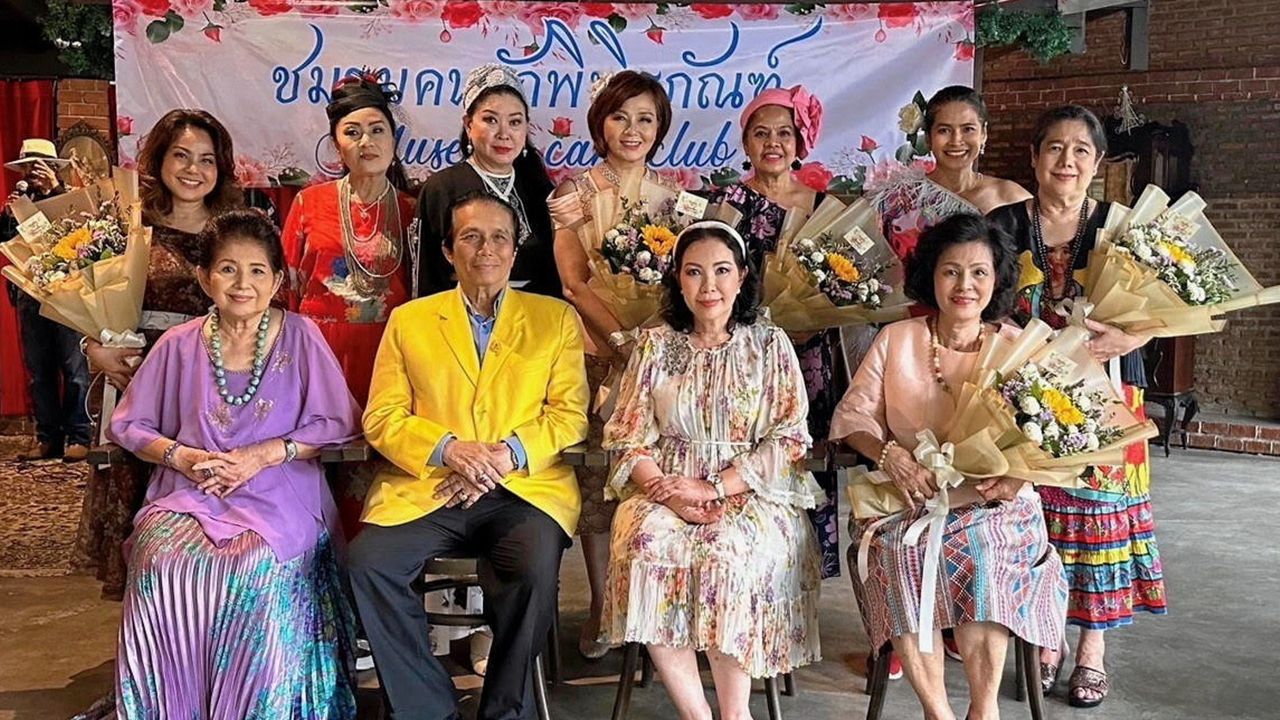 ชื่นมื่น  -  ม.ล.ปุญยนุช เกษมสันต์ ดุลยจินดา จัดงานเลี้ยงพบปะสังสรรค์สมาชิกชมรมคนรักพิพิธภัณฑ์ พร้อมฉลองวันเกิดให้ สพ.ญ.นาตยา นครชัย, พญ.รักษ์ฉนา อภิเกษมสันติ์, เอื้อมเดือน มาลากุล, อโณทัย แวนคอร์ป และ สายไหม เหมือนประสาท ที่เรือนวรจันทร์ วันก่อน.