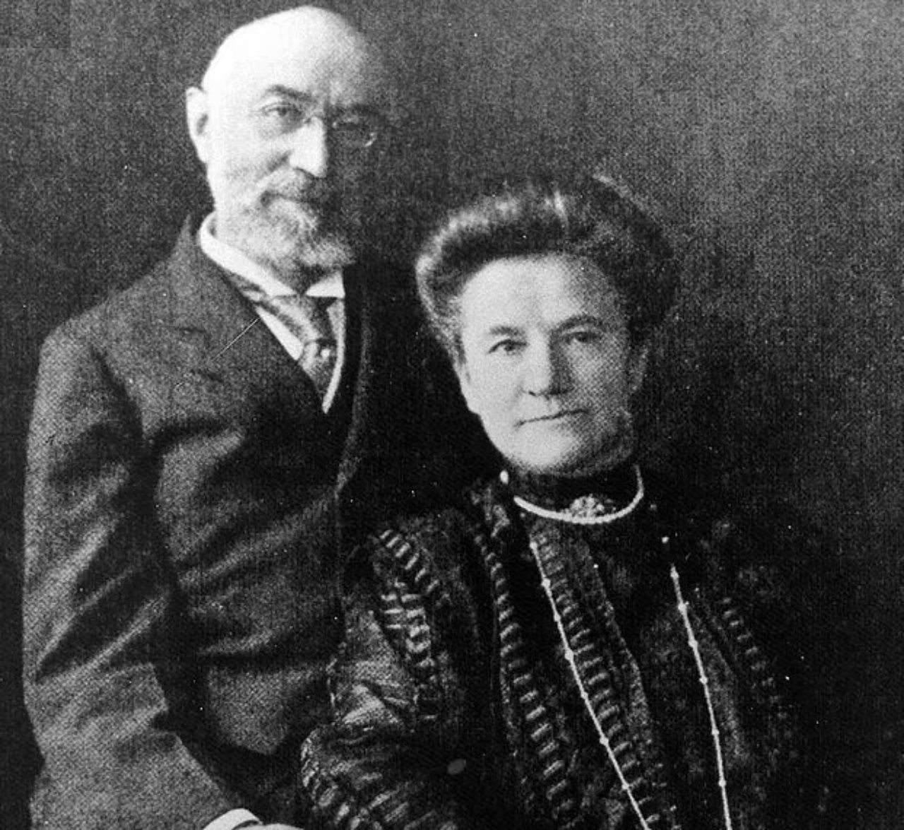 ภาพจาก Straus Historic Society : นายอิซิดอร์  สเตราส์ และนางไอด้า สเตราส์ 