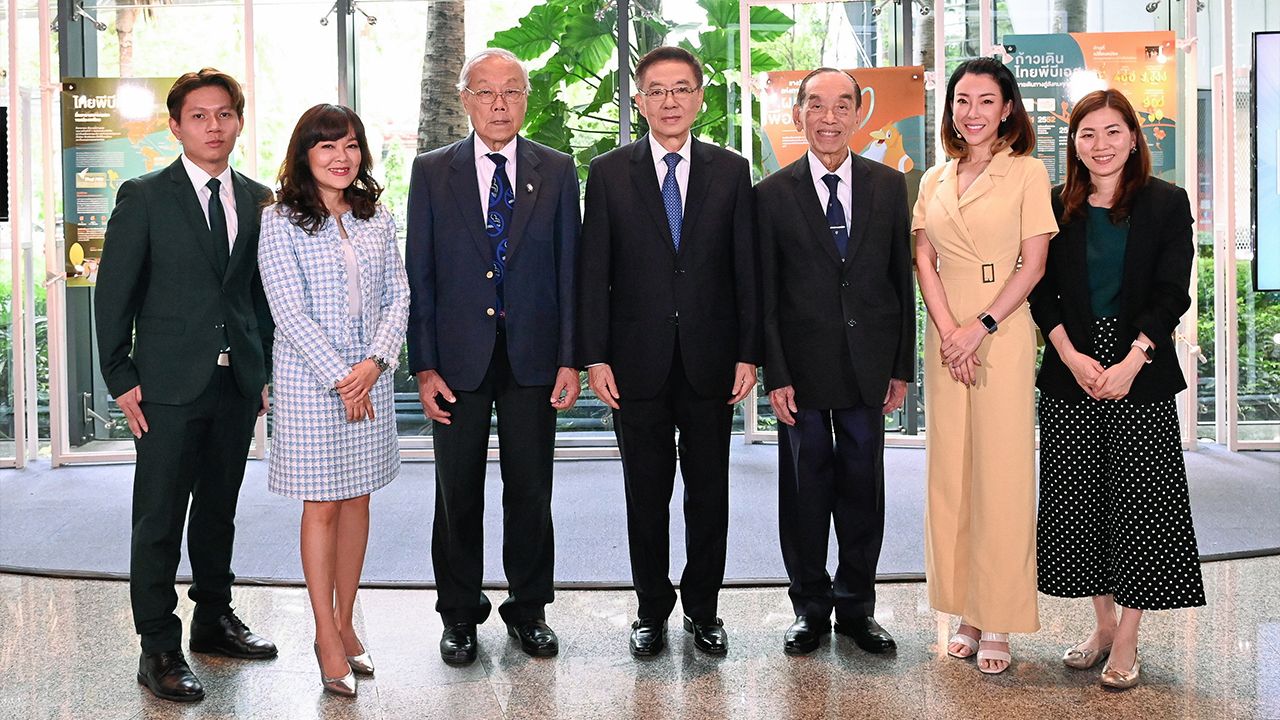 โรคอันตราย - ศ.นพ.สุชัย เจริญรัตนกุล เปิดงาน “วันรณรงค์ถุงลมโป่งพองโลก” โดยมี ศ.นพ.ชัยเวช นุชประยูร, ศ.นพ.ประกิต วาทีสาธกกิจ, รศ.ดร.พญ.อรพรรณ โพชนุกูล, ภัทธีมา โกมล บวรกุล และ กัญญาณัฐ เนตรสถิตย์ มาร่วมงานด้วย ที่สถานีโทรทัศน์ไทยพีบีเอส วันก่อน.