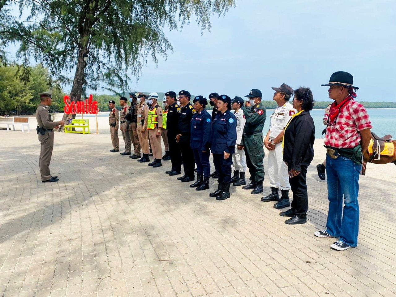 พ.ต.ท.ถาวร ผลกล้า รอง ผกก.ป.สภ.เมืองสงขลา พูดคุยกับผู้ร่วมโครงการสร้างเครือข่ายการมีส่วนร่วมของประชาชนในการป้องกันอาชญากรรมระดับตำบล เพื่อสนับสนุนการป้องกันอาชญากรรมตามนโยบายขับเคลื่อนไทยไปด้วยกัน.