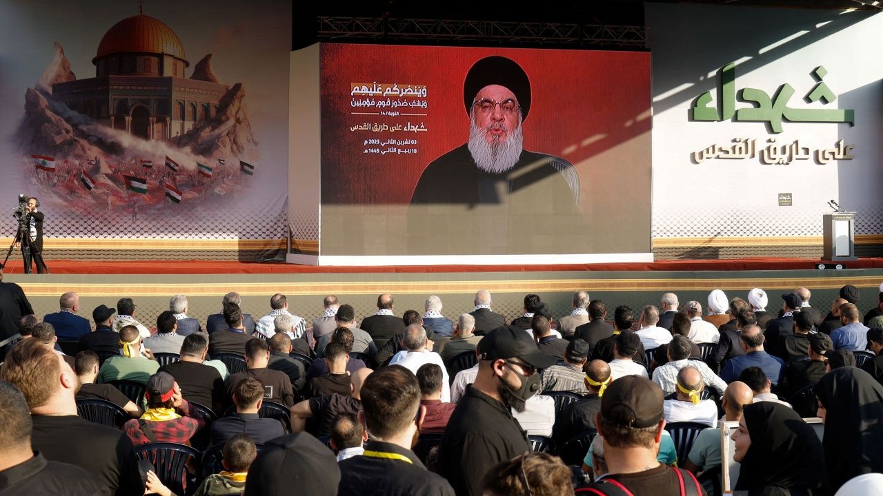 ชาวเลบานอนทางภาคใต้ นั่งดูทีวี ผู้นำกลุ่มฮิซบอลเลาะห์ออกมากล่าวครั้งแรกเมื่อ 3 พ.ย. 2566 ถึงสถานการณ์สงครามอิสราเอลกับกลุ่มฮามาส 