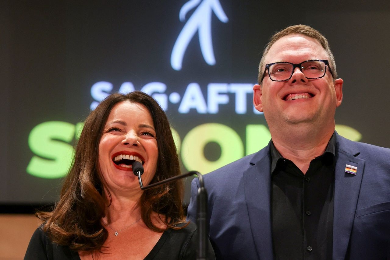 นางฟราน เดรสเชอร์ ประธานของ แซก-แอฟตรา กับนายดันแคน แครบทรี-ไอร์แลนด์ หัวหน้าทีมเจรจาของ แซก-แอฟตรา