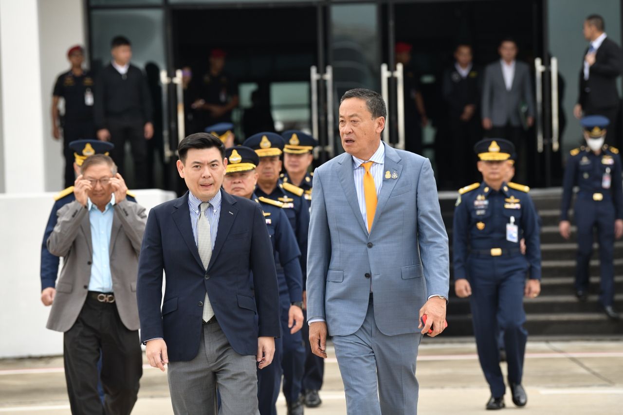 นายจักรพงษ์ แสงมณี รัฐมนตรีช่วยว่าการกระทรวงการต่างประเทศ และ นายเศรษฐา ทวีสิน นายกรัฐมนตรีและรัฐมนตรีว่าการกระทรวงการคลัง