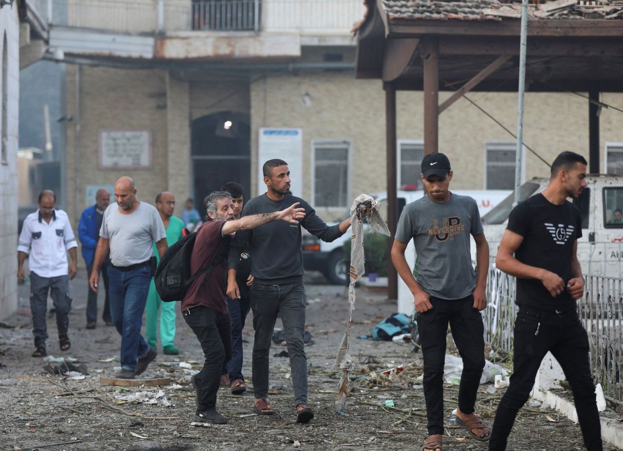 สภาพเหตุการณ์หลังโรงพยาบาลอัล-อาห์ลี อาหรับ โดนจรวดถล่ม เมื่อคืนวันที่ 17 ต.ค.2566 ทำให้มีผู้เสียชีวิตอย่างน้อย 500 ศพ