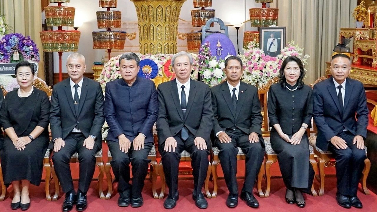 สู่สุคติ  -  สุทธิพงษ์ จุลเจริญ ปลัดกระทรวงมหาดไทย เป็นประธานในพิธีสวดพระอภิธรรมศพ ปรีชา พงศ์อิศวรานันท์ บิดา ศ.ดร.ทพญ.วรานันท์ บัวจีบ โดยมี พล.อ.อ.อลงกรณ์ วัณณรถ, พล.อ.อ.เผด็จ วงษ์ปิ่นแก้ว และ เกียรติศักดิ์ เทพผดุงพร มาร่วมในพิธีด้วย ที่วัดพระศรีมหาธาตุ วันก่อน.