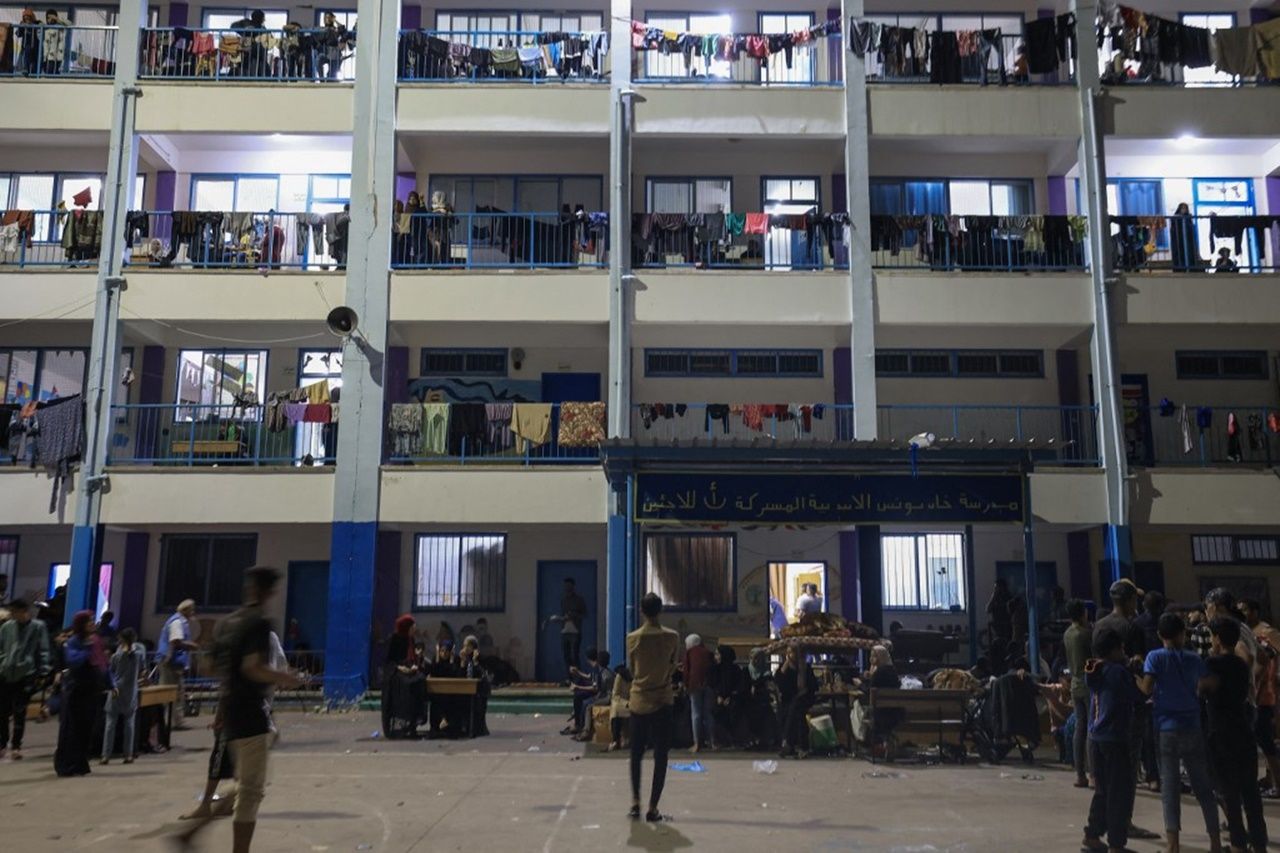 ชาวกาซาที่กลายเป็นผู้พลัดถิ่น ต้องอาศัยอยู่ในโรงเรียนของยูเอ็น ในเมืองข่านยูนิส