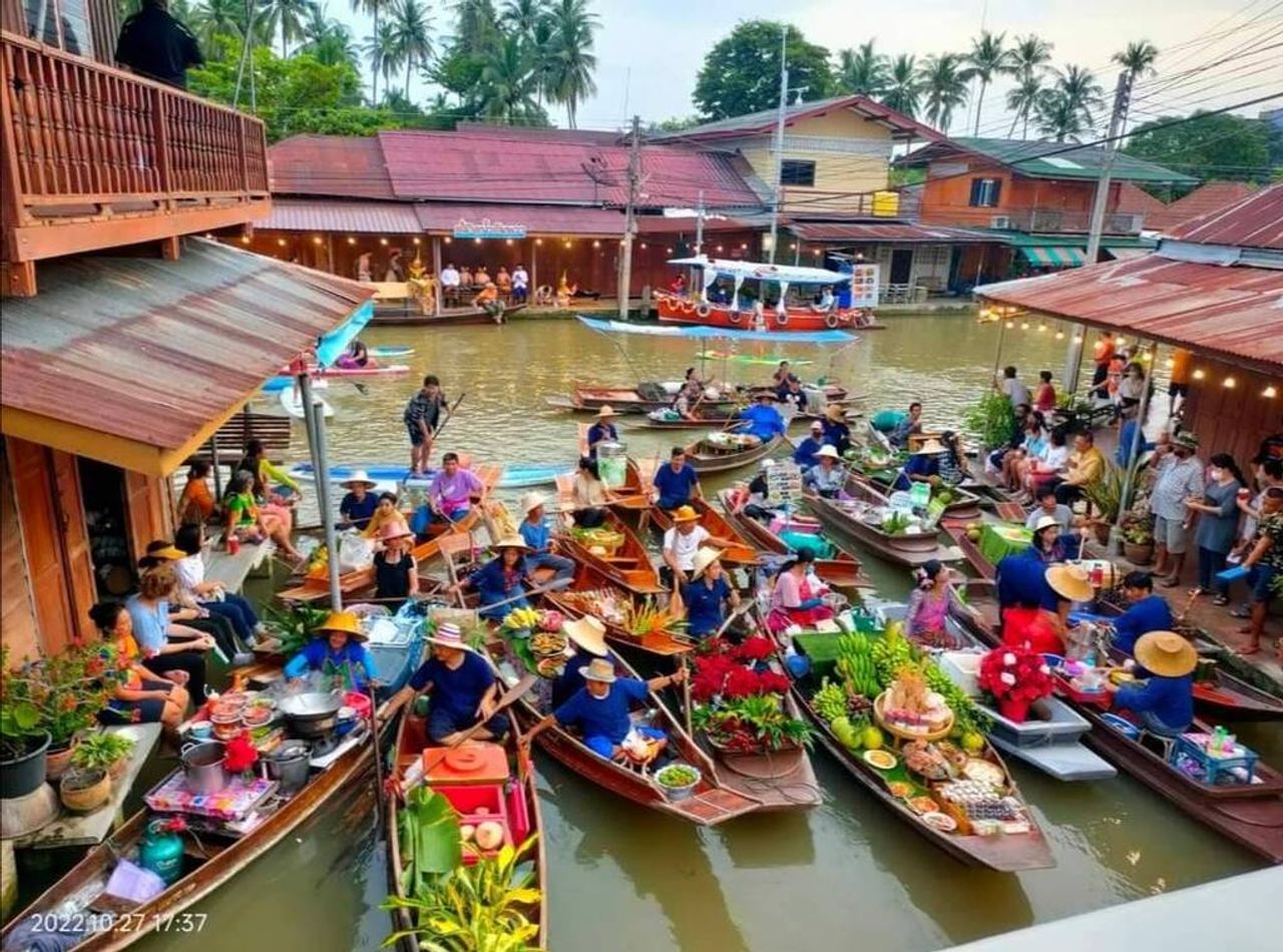 บรรยากาศเรือพายขายสินค้า ที่มาภาพ : นายกฤษฎี กลิ่นจงกล