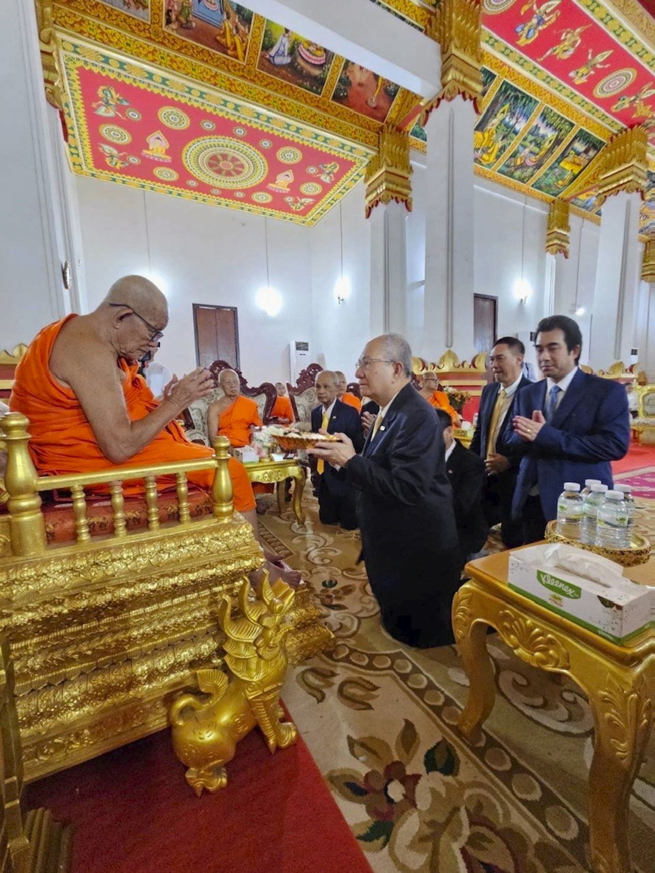 นายพัลลภ ไทยอารี ประธาน พ.ส.ล. ถวายเงินทำนุบำรุงพุทธศาสนาในลาว.