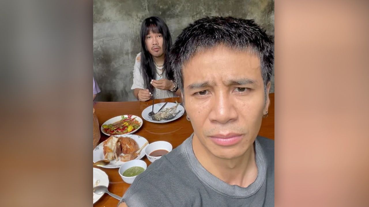 หนังนอกกระแส “สัปเหร่อ” สร้างเซอร์ ไพรส์ทำรายได้ทะลุ 300 ล้าน ก้อง ห้วยไร่ พา ผกก. ต้องเต-ธิติ ไปเลี้ยงฉลองแล้วโพสต์ “โฆษณา ครีมอาบน้ำต้องเข้าแล้ว ผมเหม็น” อาบน้ำเฉยๆ ไม่อาบ ต้องได้เงินด้วย.