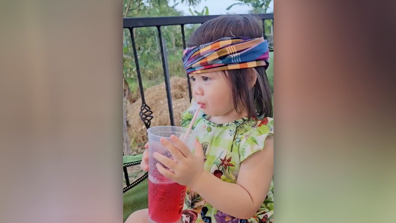 เอาทุกเทรนด์เลยนะลูก! ชมพู่-อารยา ถ่ายคลิปให้ดูลูกสาวตัวน้อย ไปนั่งเฝ้า ยายหนิง ถ่ายรายการอยู่ที่สวน น้องเกล เล่นโพกหัวด้วยผ้าขาวม้ามาในแฟชั่น ผู้สาวไทบ้าน เทรนด์ฮิตตอนนี้เลย...น่าร้าก.