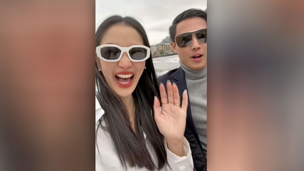 เคยสร้างตำนานขโมยจุ๊บกลางไลฟ์ขายของมาแล้ว ล่าสุดคุณแม่ ยังสาว แพท-ณปภา พาลูกชาย พร้อมหนุ่ม พี-ชานนท์ ไปเที่ยวอิตาลี... จะถือเป็นโบนัสช่วยขายของก็ได้ หรือจะว่าเป็นโบนัสหัวใจก็ไม่ผิด.