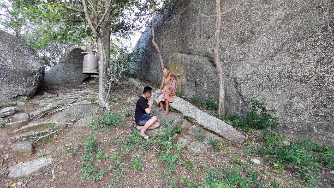 อยู่ใต้ก้อนหิน