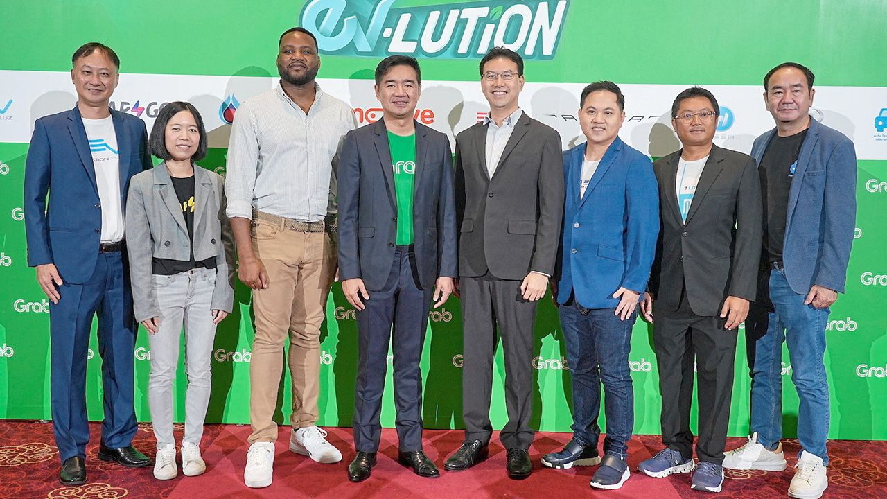 ใช้รถไฟฟ้า - วรฉัตร ลักขณาโรจน์ จัดงาน “Grab EV-LUTION เปลี่ยน...เพื่อสิ่งแวดล้อมและชีวิตที่ดีกว่า” เพื่อส่งเสริมการเข้าถึงรถ EV ในกลุ่มคนขับแกร็บ โดยมี พ.ท.ม.ร.ว.พีรานุพงศ์ ภาณุพันธ์, วันชัย ลี้นะวัฒนา และ อาวีมาศ สิริแสงทักษิณ มาร่วมงานด้วย ที่สโมสรทหารบก วันก่อน.