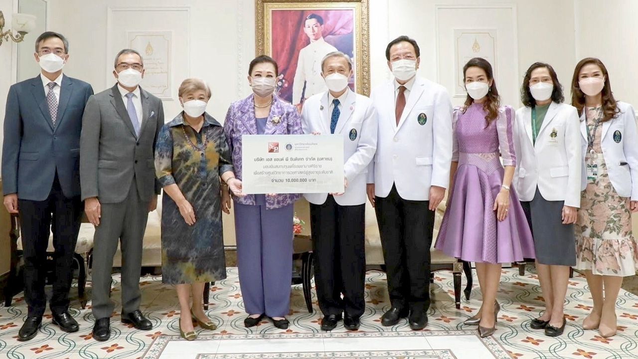 สมทบทุน - ภัทรา ศิลาอ่อน มอบเงินจำนวน 10,000,000 บาท ให้ ศ.ดร.นพ.ประสิทธิ์ วัฒนาภา เพื่อสมทบทุนสร้างศูนย์วิทยาการเวชศาสตร์ผู้สูงอายุระดับชาติ โดยมี รศ.นพ.วิศิษฎ์ วามวาณิชย์, ประเวศวุฒิ ไรวา และ เกษสุดา ไรวา มาร่วมในพิธีด้วย ที่โรงพยาบาลศิริราช วันก่อน.