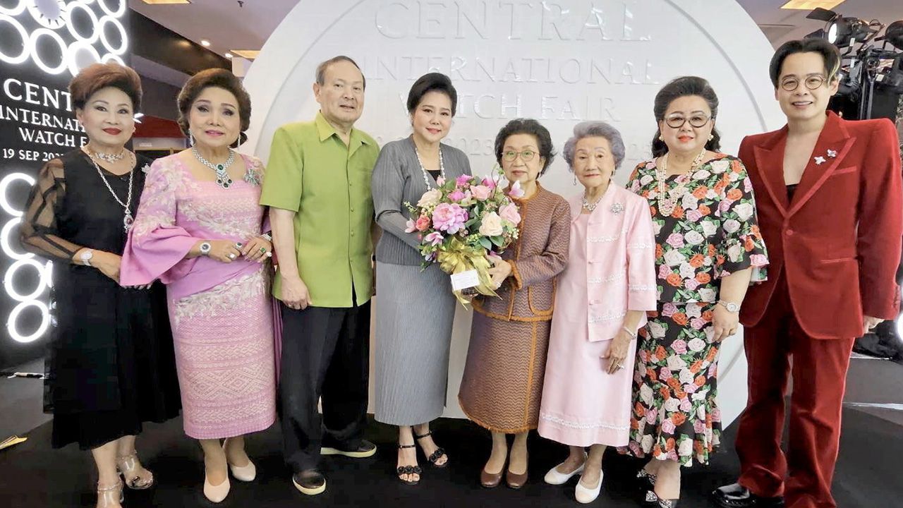 ปลื้มปีติ - สุริยน ศรีอรทัยกุล ชวนคนสนิทมาแสดงความยินดีให้ สายพิณ พหลโยธิน ในโอกาสประสบความสำเร็จการจัดงานประมูลโครงการอัญมณีที่รักเพื่อพิทักษ์เยาวชน โดยมี มุกดา เอื้อวัฒนะสกุล และ พรเสก–ดร.ลาลีวรรณ กาญจนจารี มาร่วมงานด้วย ที่เซ็นทรัลชิดลม วันก่อน.