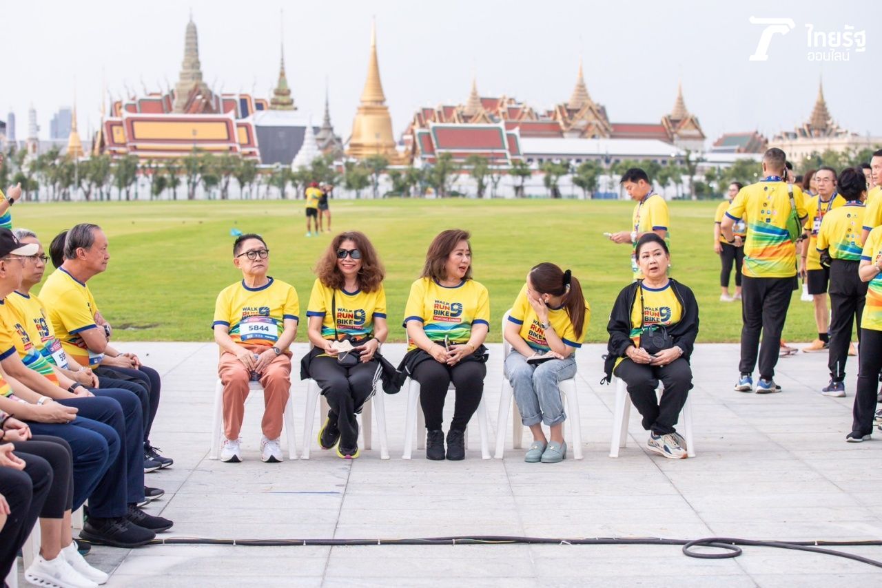 บรรยากาศเช้าสดใส ที่ท้องสนามหลวง กับสมาชิกในครอบครัวดามาพงศ์ และชินวัตร นั่งซ้ายสุดคือ บรรณพจน์ ดามาพงศ์ 