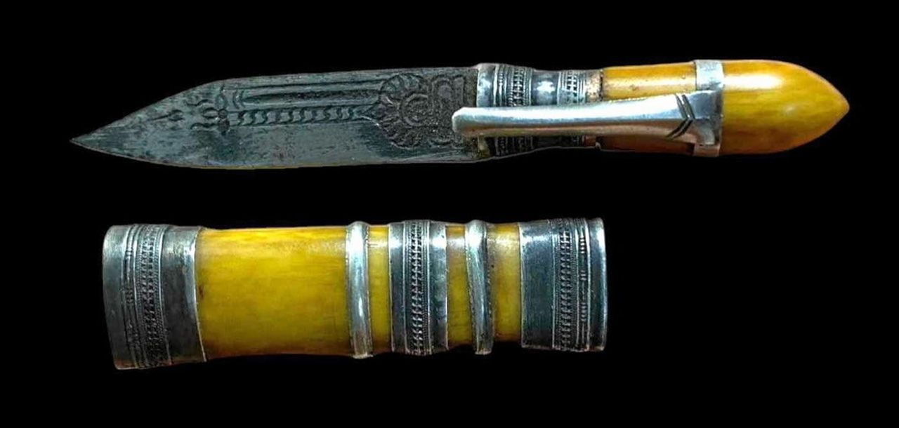 มีดเทพศาสตรา สาริกา หลวงพ่อเดิม วัดหนองโพ ขนาด ๒ นิ้ว ของไทรัฐ คำปาน.