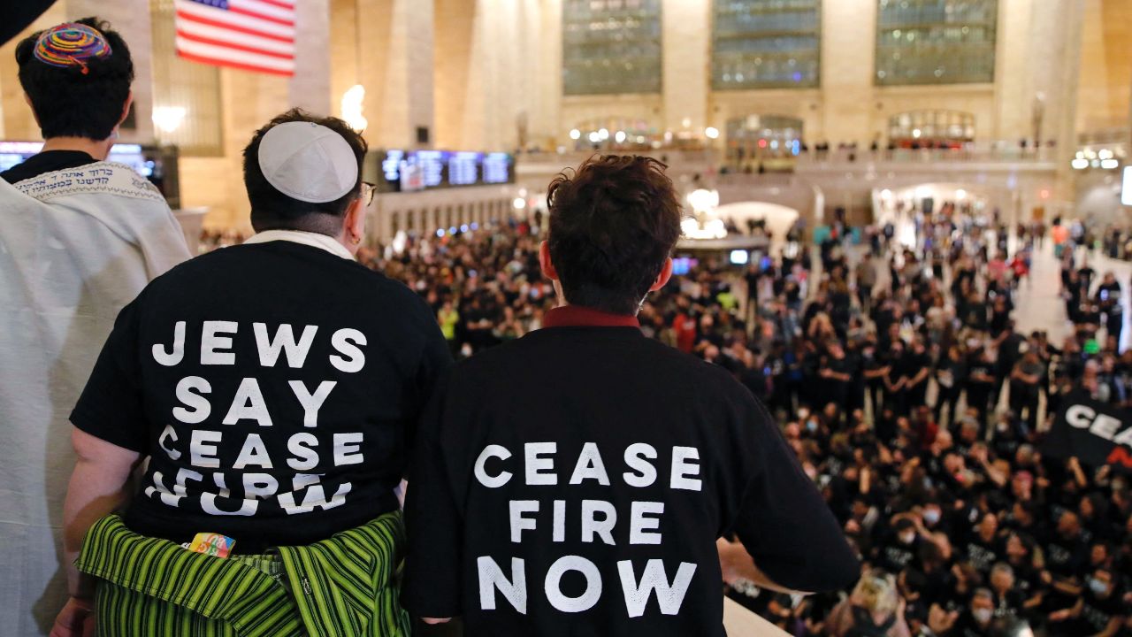 ผู้ชุมนุมสวนเสื้อดำพร้อมข้อความ 