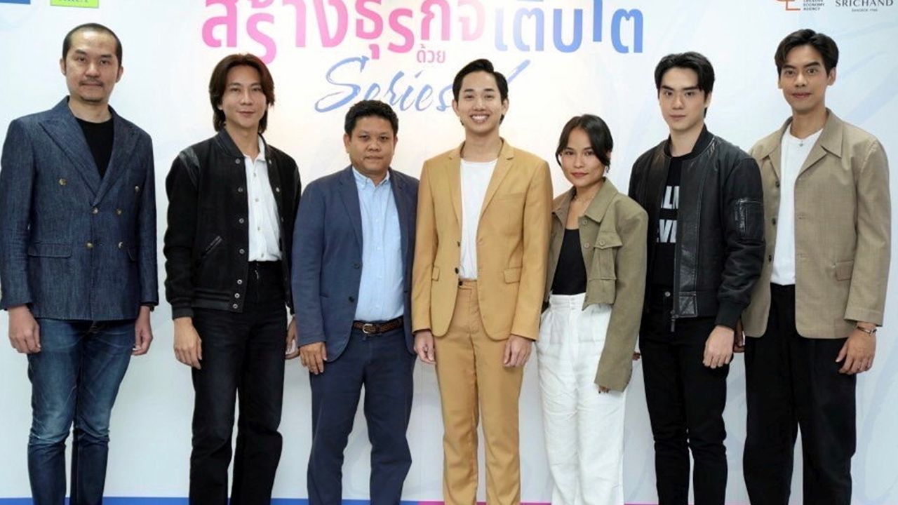 แลกเปลี่ยนความรู้  -  ผศ.ดร.ธงรบ รื่นบันเทิง คณบดีคณะมนุษยศาสตร์ ม.เกษตรศาสตร์ เป็นประธานพิธีเปิดงานสัมมนาวิชาการ “เส้นทาง สร้างธุรกิจเติบโตด้วย Series Y” โดยมี 2 นักแสดงหนุ่ม เต้ ดาวิชญ์, ตี๋ ธนพล ร่วมแชร์ประสบการณ์ซีรีส์วาย ณ อาคารจุฬาภรณ์พิศาลศิลป์ คณะมนุษยศาสตร์ วันก่อน.