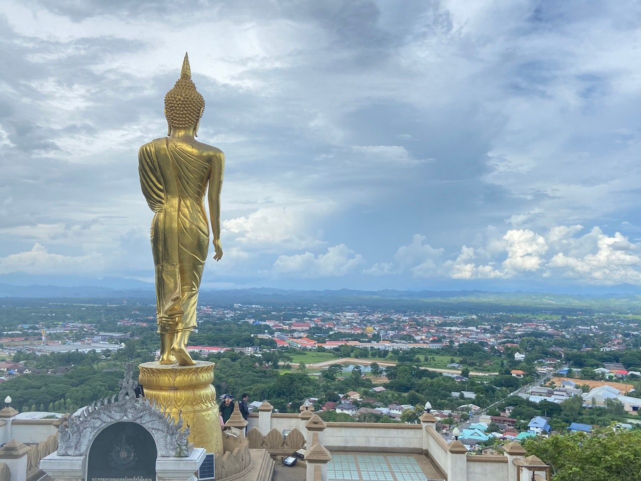 พระพุทธรูปปางลีลาองค์ใหญ่