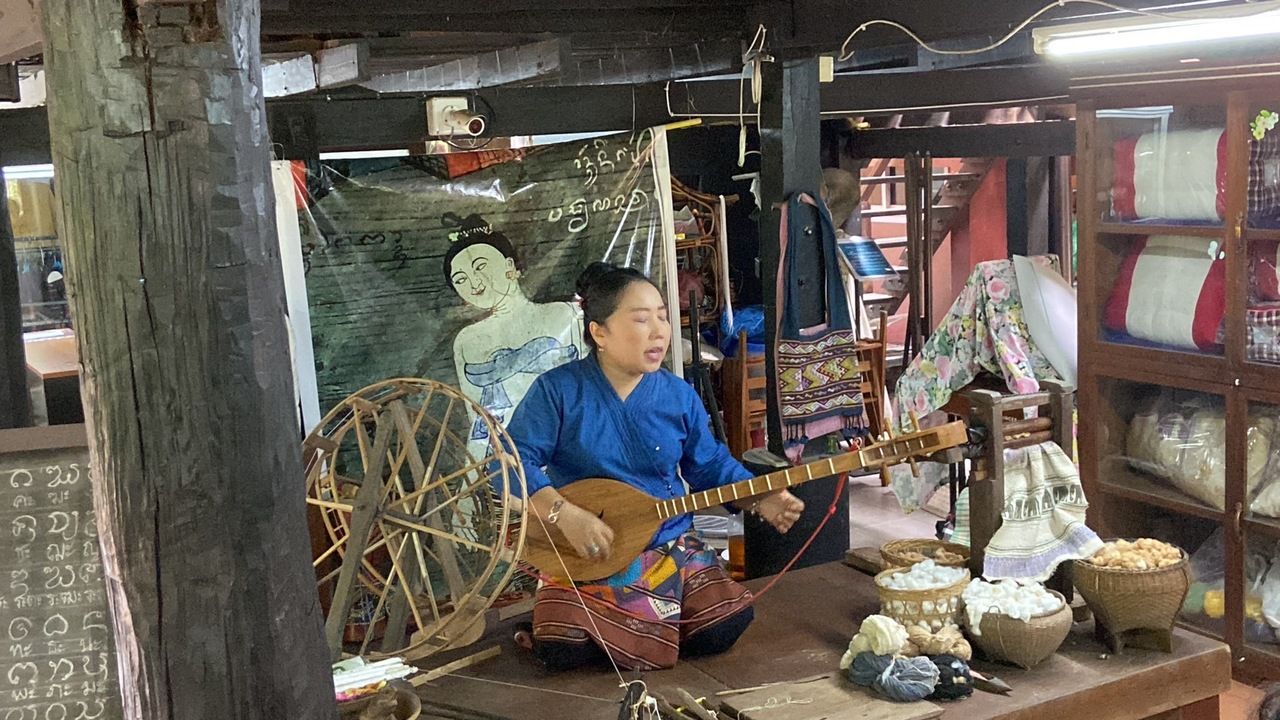 การให้ความรู้เกี่ยวกับภูมิปัญญาท้องถิ่นเรื่องผืนผ้า วัฒนธรรมล้านนาโบราณ พร้อมปิดท้ายด้วยเสียงเพลงอันไพเราะจาก พิณซึง