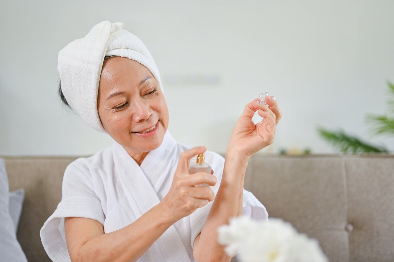การฉีดน้ำหอมสามารถช่วยเพิ่มความมั่นใจแก่ผู้ที่มีปัญหากลิ่นคนแก่ได้ทางหนึ่ง ภาพจาก iStock