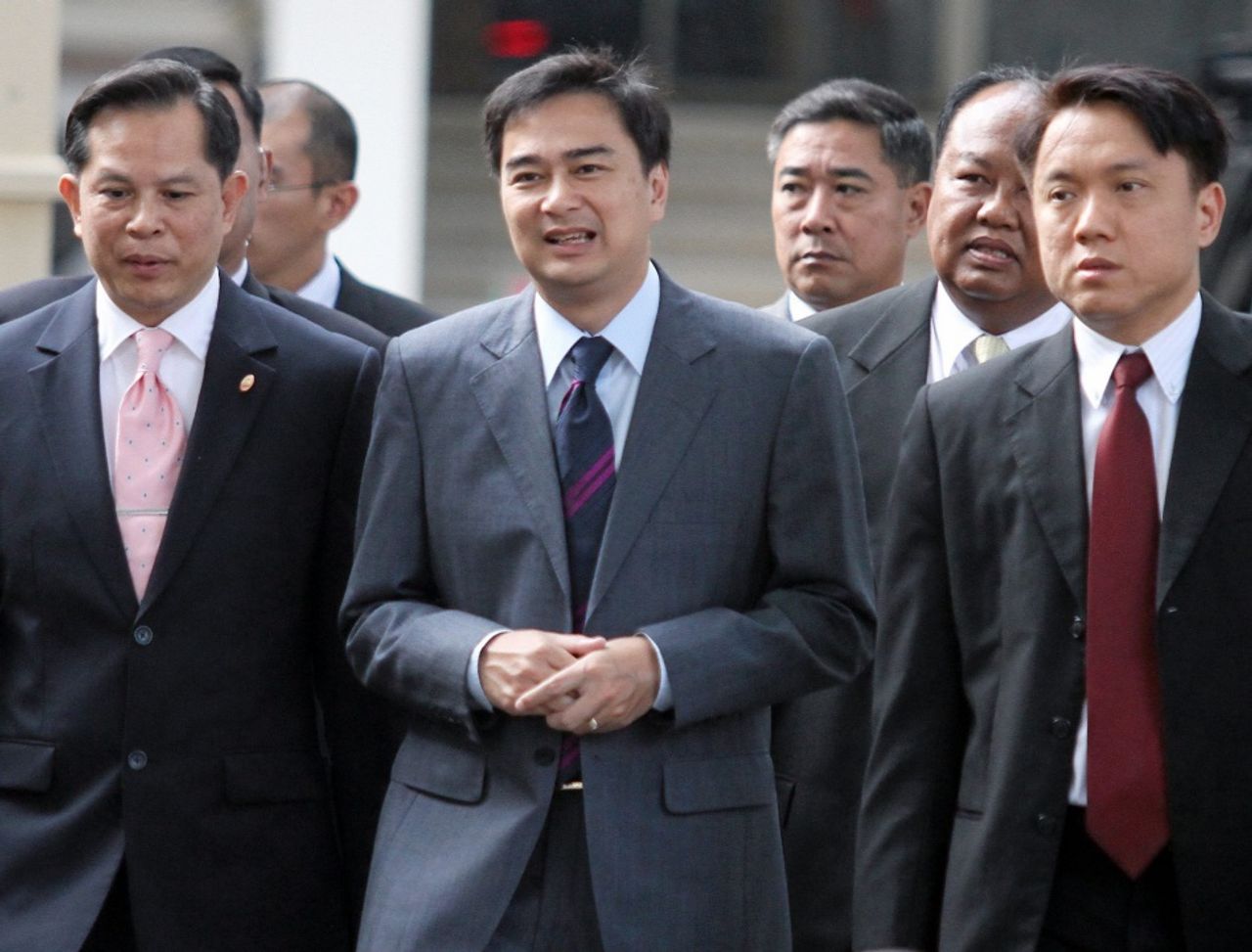 นายอภิสิทธิ์ เวชชาชีวะ (คนกลาง)