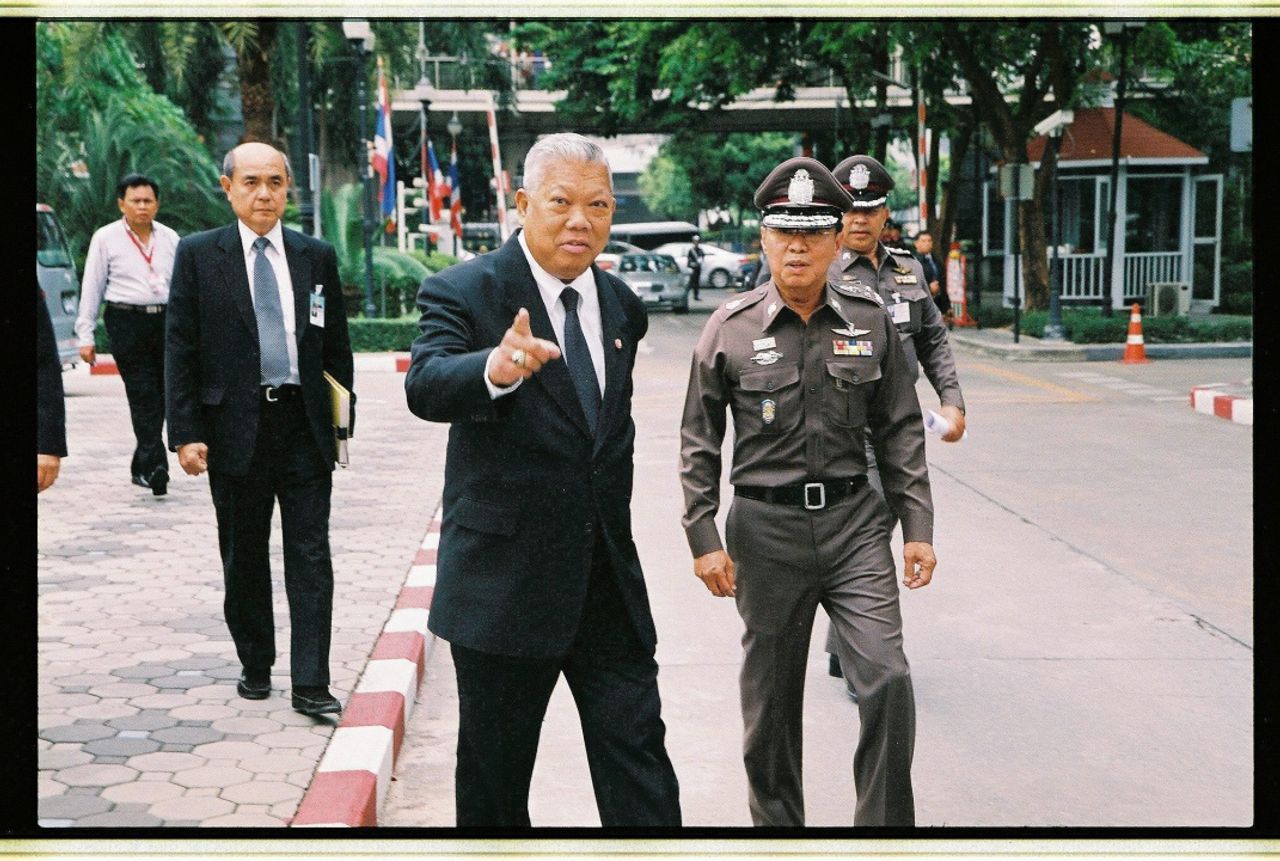 นายสมัคร สุนทรเวช ขณะดำรงตำแหน่งนายกรัฐมนตรี และ พล.ต.อ.พัชรวาท วงษ์สุวรรณ ขณะดำรงตำแหน่งผบ.ตร