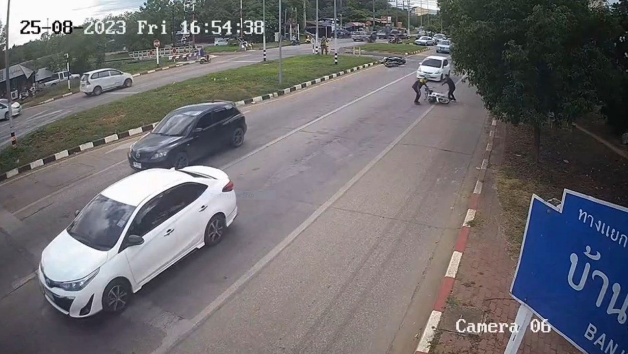 จังหวะคนร้ายจี้ชิง จยย.ชาวบ้าน