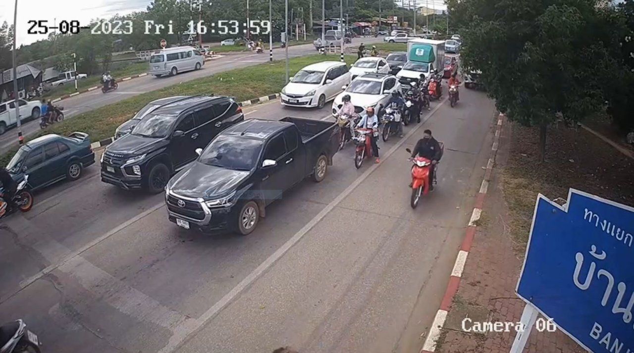 จังหวะคนร้ายแย่งปืนตำรวจ