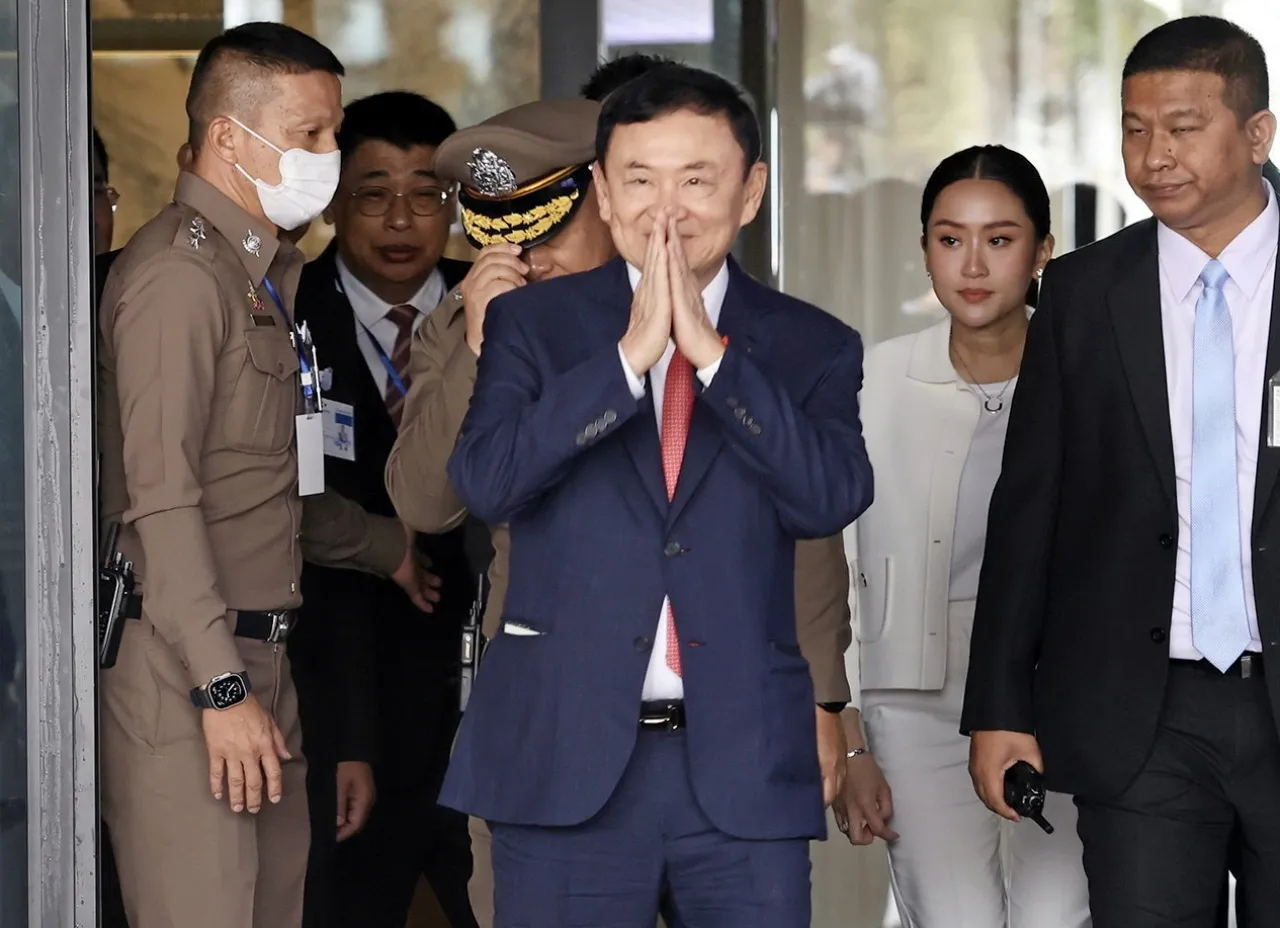 "ผู้กำกับหนุ่ย" แต่งเครื่องแบบตำรวจเต็มยศ ไปต้อนรับทักษิณในวันกลับบ้าน