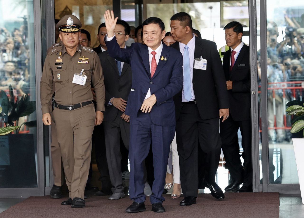 ทักษิณ ชินวัตร อดีตนายกรัฐมนตรี เดินทางกลับมายังประเทศไทย เมื่อวันที่ 22 สิงหาคม 2566