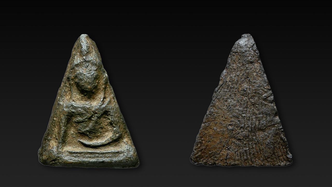 พระนางพญา พิมพ์สังฆาฏิ เนื้อเขียว วัดนางพญา ของ วีระชัย ไชยเจริญ.