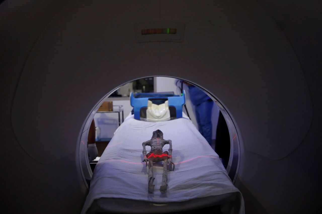 นักวิทย์ในเม็กซิโกนำร่างที่อ้างว่าเป็นฟอสซิลเอเลี่ยน เข้าเครื่องตรวจ CT scan เมื่อ 19 ก.ย 2566