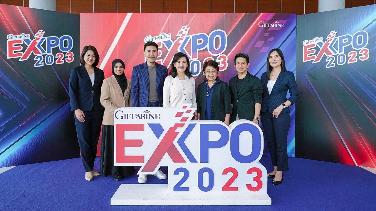 ลุยไม่หยุด - พญ.นลินี ไพบูลย์ จัดงาน “Expo 4 ภูมิภาค” เพื่อรุกตลาดออนไลน์-ออฟไลน์ ดันยอดขายครึ่งปีหลัง พร้อมอบรมนักธุรกิจของกิฟฟารีน โดยมี ดร.นารี สุทธปรีดา, พงศ์พสุ อุณาพรหม และ เอกกมล บุญญาภิสันท์ มาร่วมงานด้วย ที่ศูนย์ประชุมนานาชาติ อ.หาดใหญ่ จ.สงขลา วันก่อน.