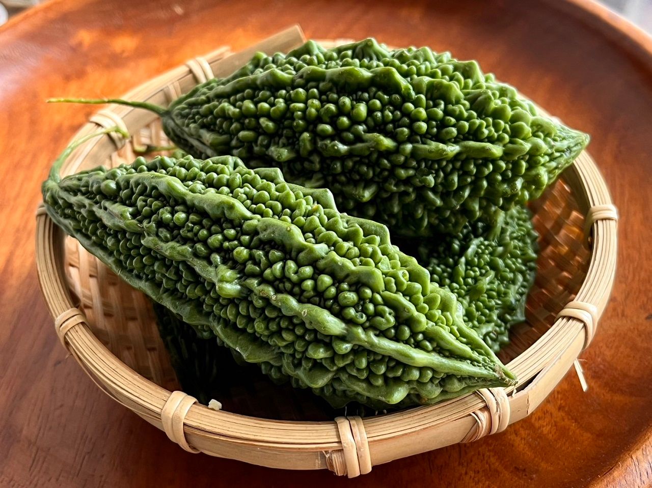 มะระถือเป็นอาหารประจำของชาวโอกินาวา มีสรรพคุณช่วยต้านเบาหวานและช่วยควบคุมระดับน้ำตาลในเลือด 